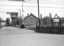153946 Gezicht op de spoorwegovergang in het Houtensepad te Utrecht. Op de voorgrond de spoorlijn ...